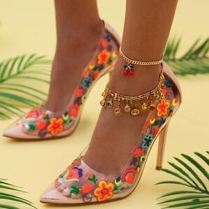 NWT Privileged by JC Dossier Camellia Floral Embroidered Pumps